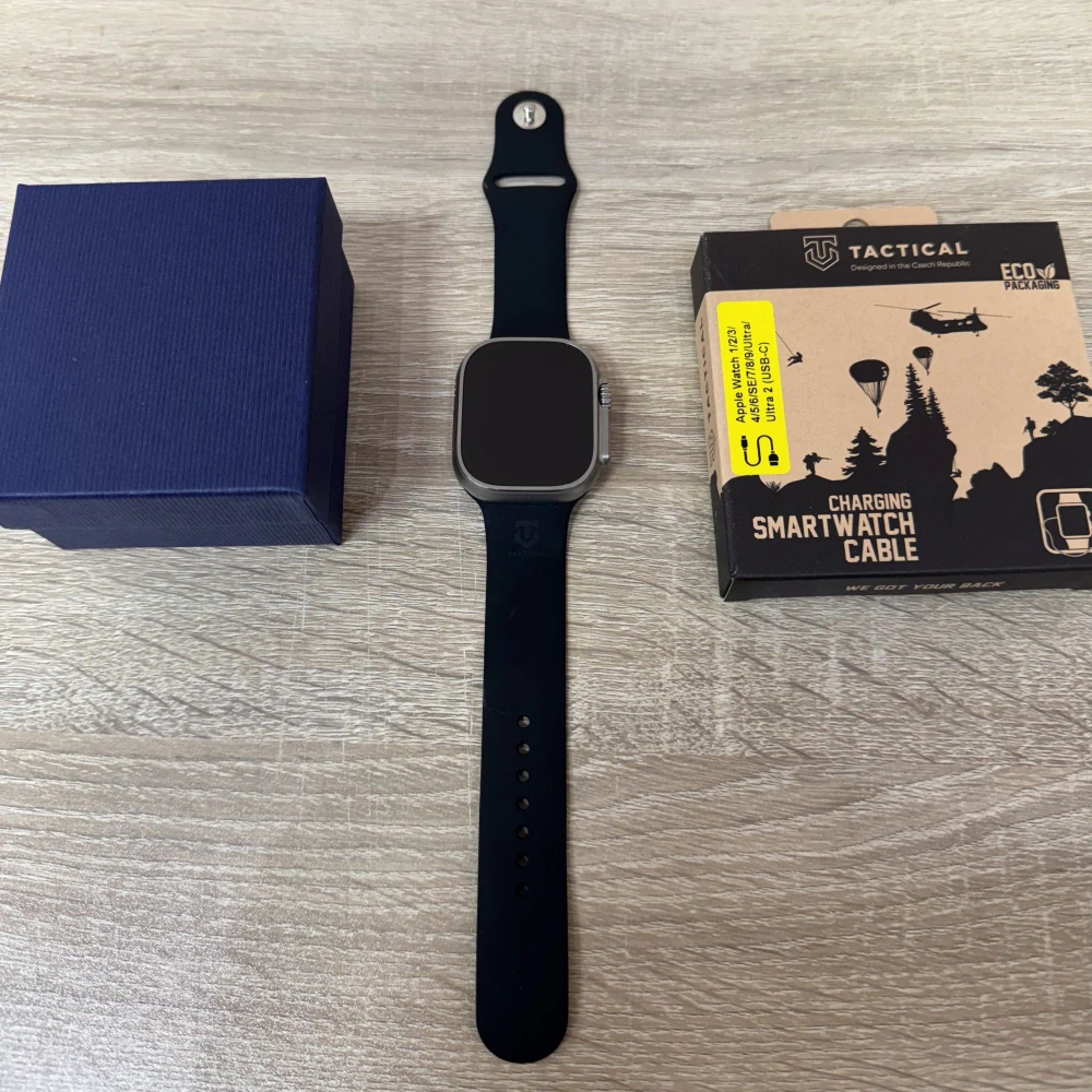 Apple Watch Ultra 2 49mm Titan - silikonový BLACK řemínek - Rozbaleno