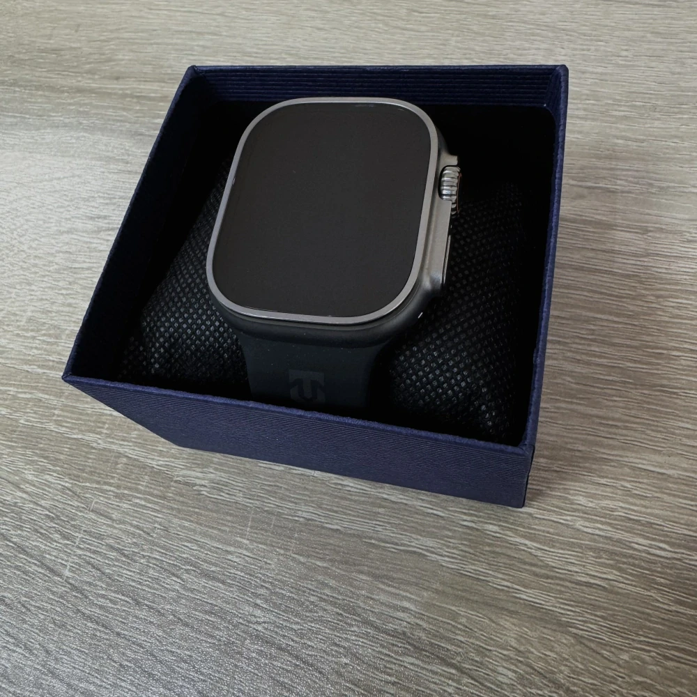 Apple Watch Ultra 2 49mm Titan - silikonový BLACK řemínek - Rozbaleno